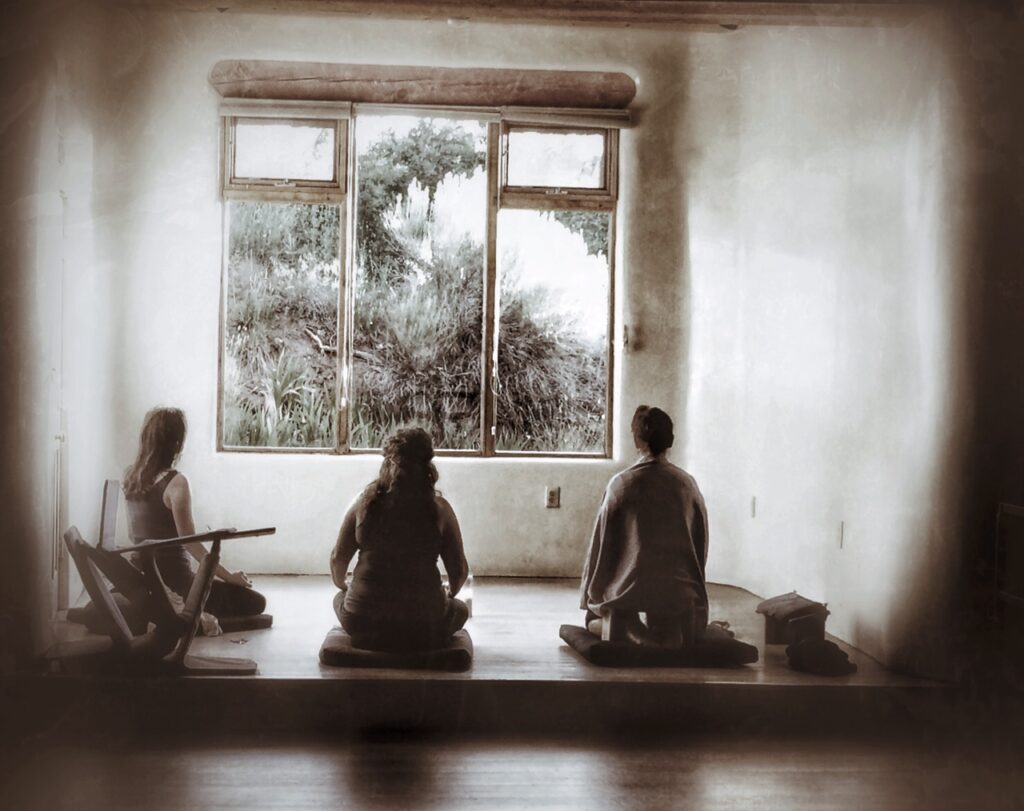 women_meditating_taos_retreat